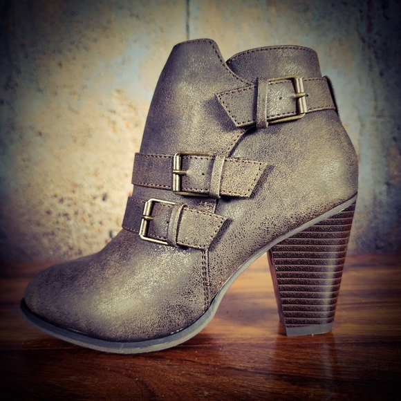 NWOB Forever Brown Heeled Ankle Booties Size 6 - Picture 2 of 12